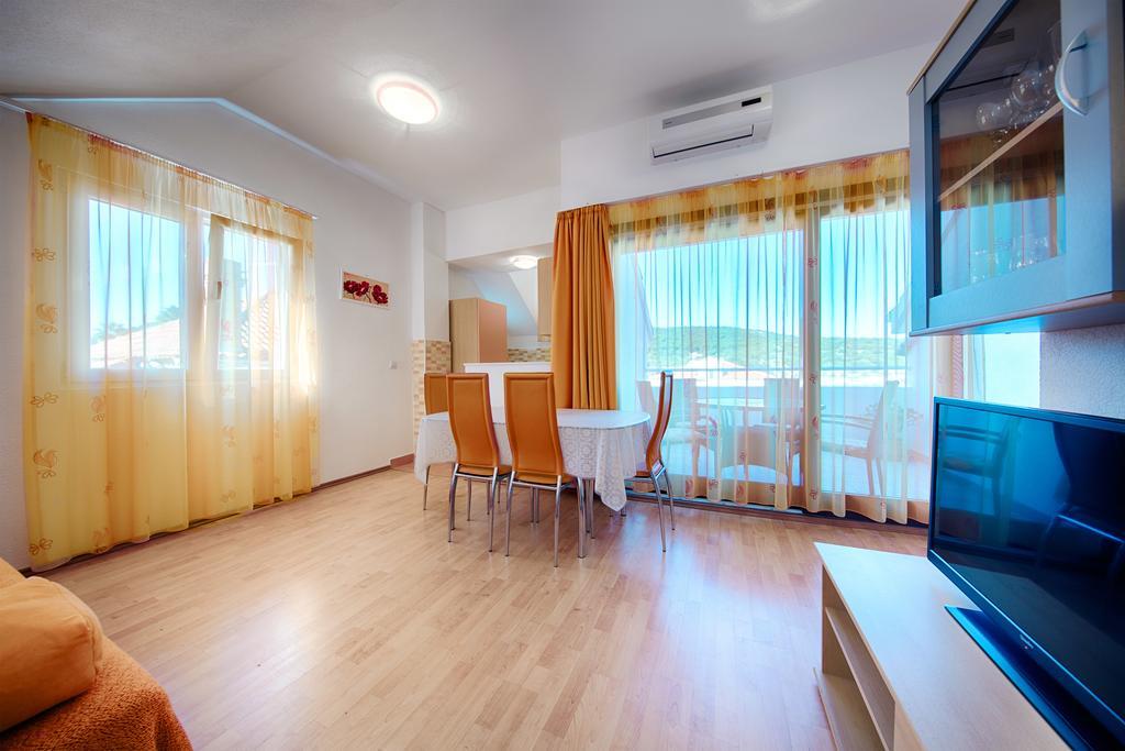 Apartments And Rooms Dis Vis Exterior photo