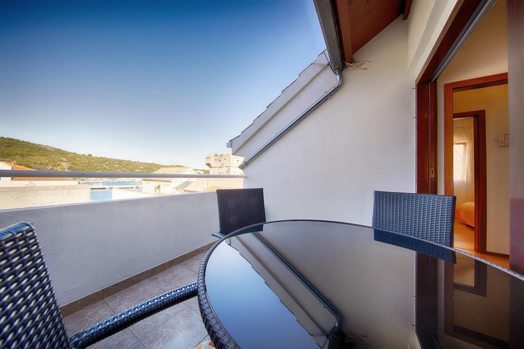 Apartments And Rooms Dis Vis Exterior photo